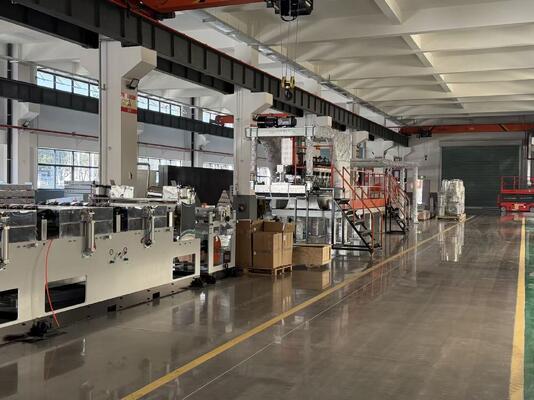 kupować Linia do wytłaczania dekoracyjnych płyt PETG o wydajności 600 kg/h i zakresie grubości 0,2-2 mm, z konstrukcją jedno- lub dwuślimakową online manufacture