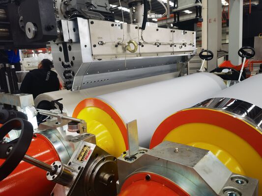 kupować Linia do wytłaczania folii TPU z laminowaniem wodoodpornej folii z tkaniną i wytłaczarką jednoślimakową dla szerokości 1000-2000 mm online manufacture