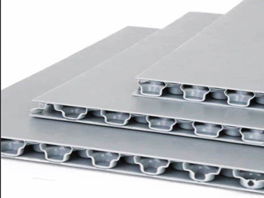 Linia wytłaczania płytek z wielości ścian/jednoręcznych płytek z pączków miodnych PP stosowana do wysokiej wytrzymałości skrzynki obrotowej